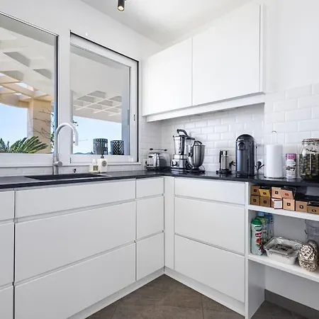 Outstanding Rooftop 4 Bed Sea Views