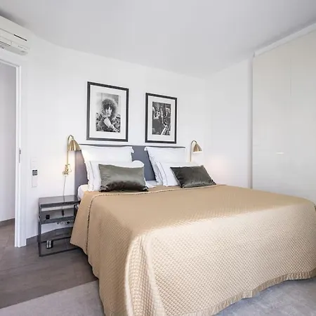 Outstanding Rooftop 4 Bed Sea Views *