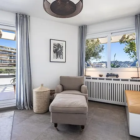 Outstanding Rooftop 4 Bed Sea Views *