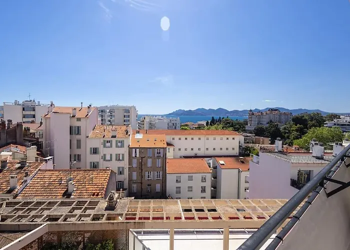 Outstanding Rooftop 4 Bed Sea Views