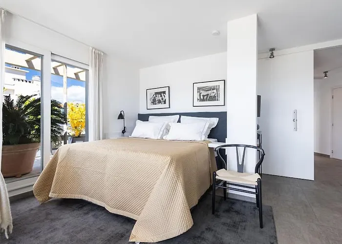 Outstanding Rooftop 4 Bed Sea Views *