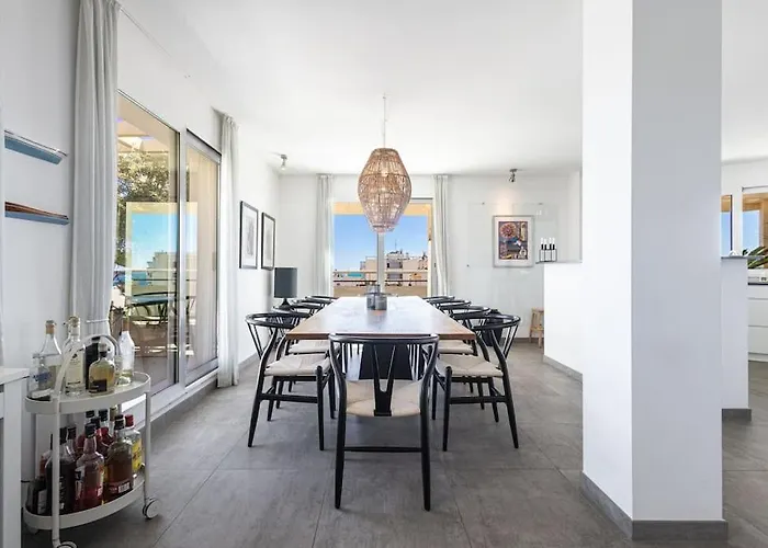 Outstanding Rooftop 4 Bed Sea Views *