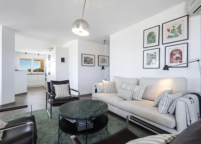 Outstanding Rooftop 4 Bed Sea Views