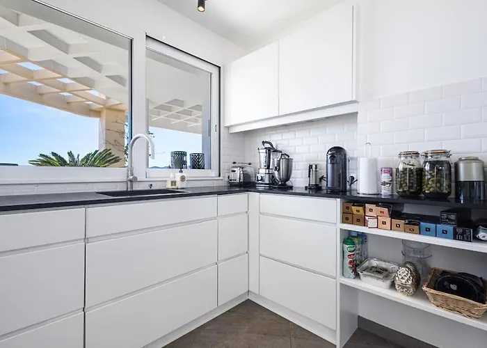 Outstanding Rooftop 4 Bed Sea Views