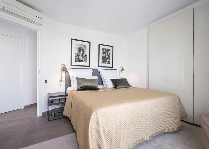 Outstanding Rooftop 4 Bed Sea Views *