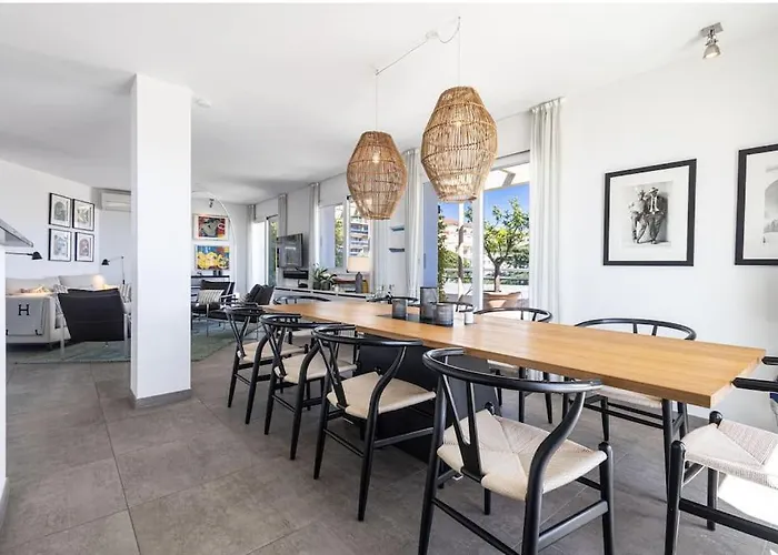 Outstanding Rooftop 4 Bed Sea Views