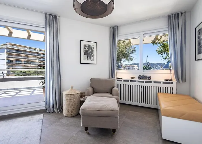 Outstanding Rooftop 4 Bed Sea Views *