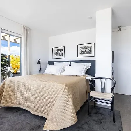 Outstanding Rooftop 4 Bed Sea Views *